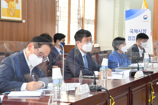 안도걸 기획재정부 차관이 5월 11일 서울 광화문 정부서울청사에서 열린 '국채시장 점검 간담회'를 주재, 모두발언을 하고 있다. <기획재정부 제공>